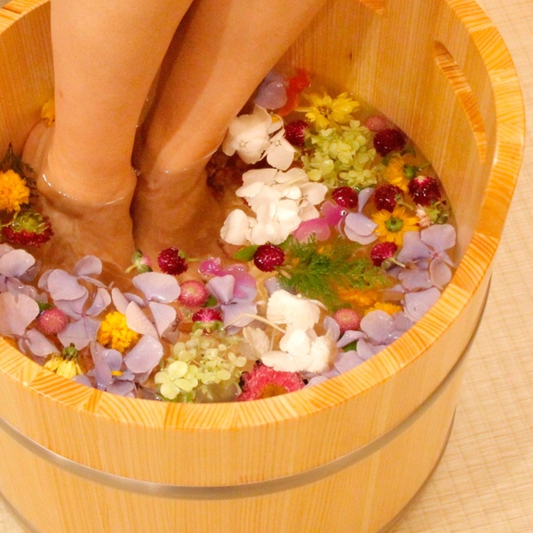 お花の足湯 フットケアコース の体験ギフト 嵐湯 所要時間 70分 4人向け 京都府 総合版カタログbrown