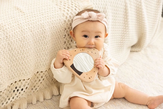 天然木の赤ちゃん用ミラー（名入れ付き）」をギフトとして贈れます