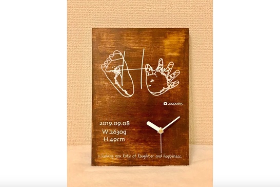 手形・足形の木製時計」をギフトとして贈れます。 - WITH BABY GIFT