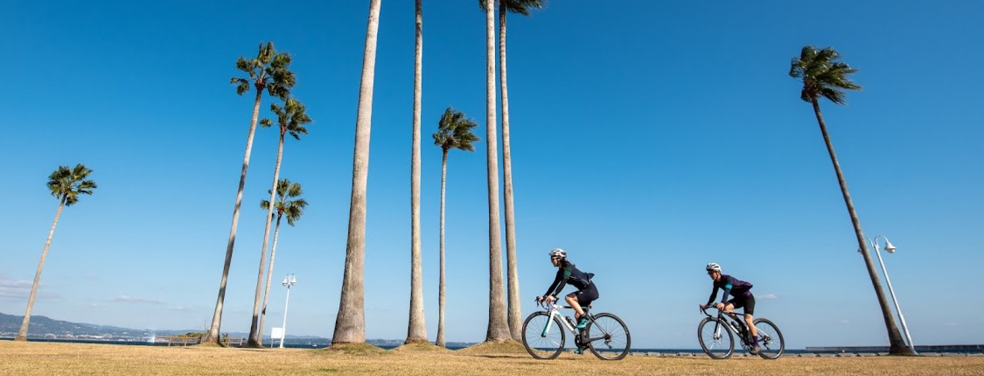 サイクリングをする男女