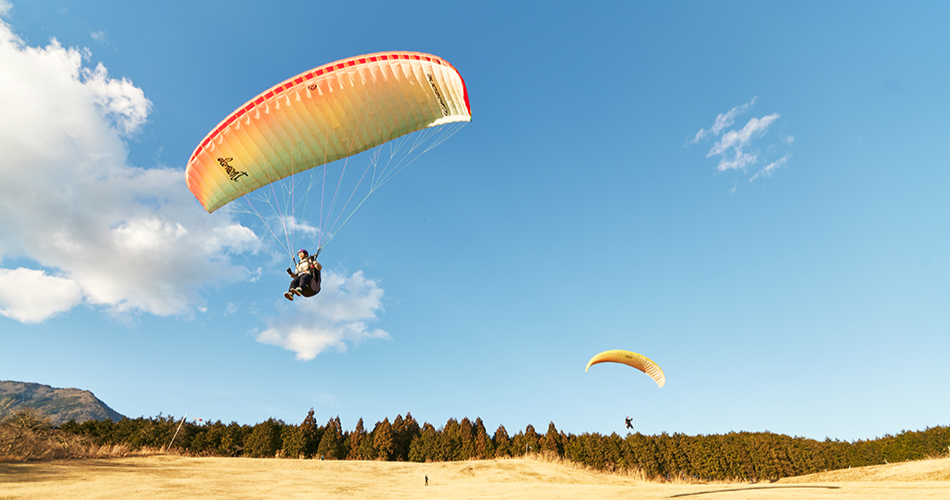 パラグライダーをする男女