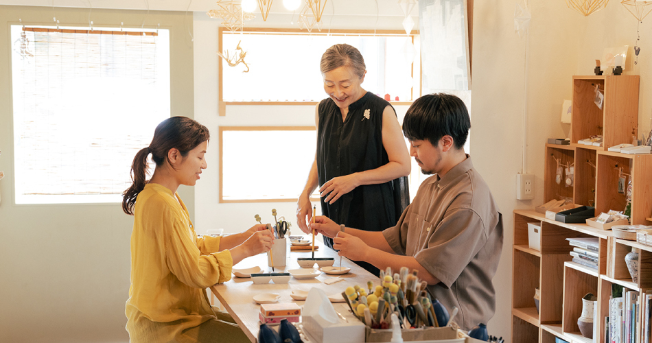 豆皿作り体験をするカップル