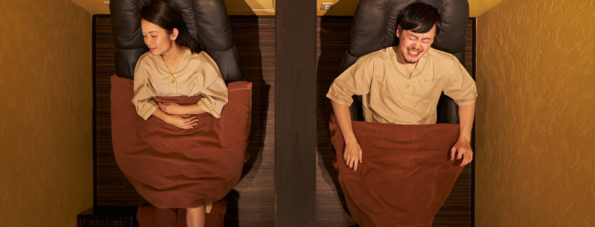 リフレクソロジー体験をするカップル