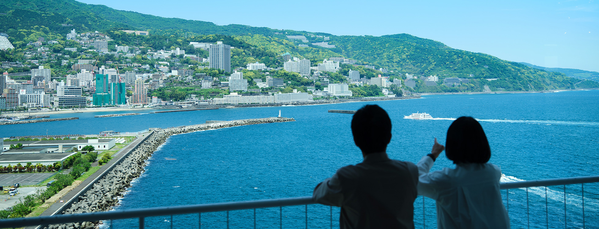 海を眺めるカップル