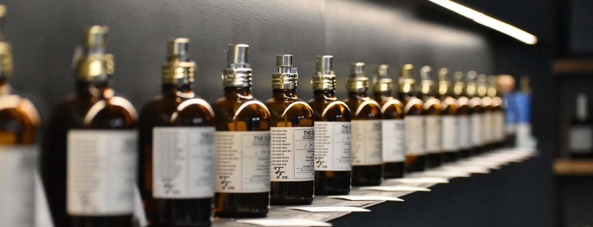 香りの瓶が並ぶ店内