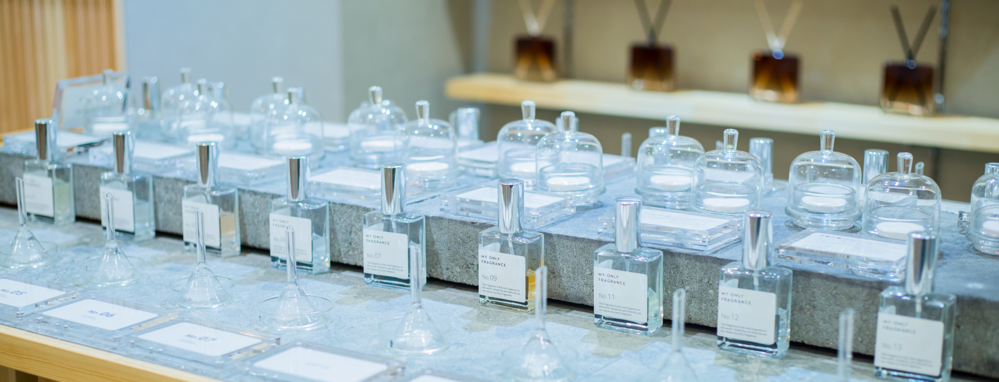 香りの瓶が並ぶ店内