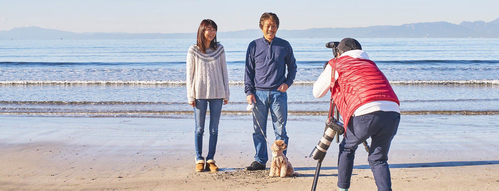 夫婦で記念写真を撮影している様子