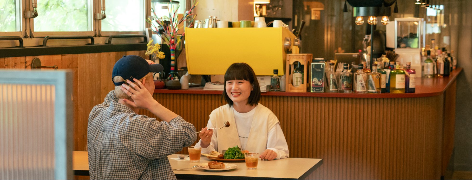 カフェで談笑する男女