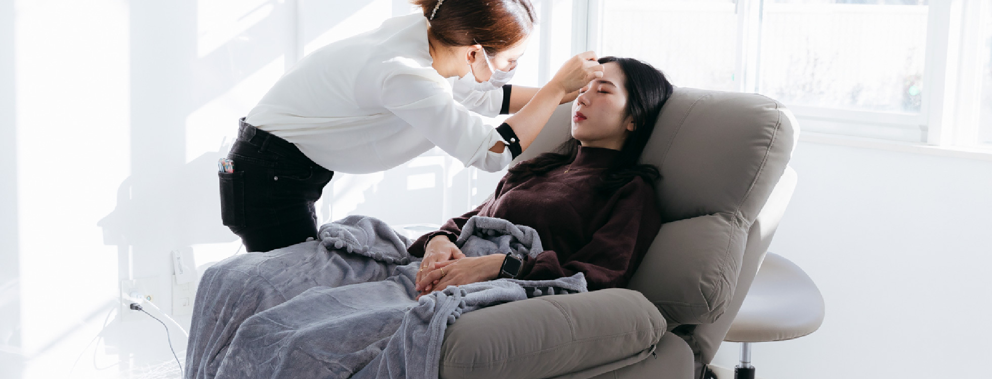 まつ毛ケアの施術風景