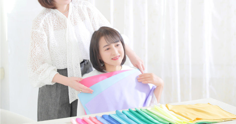 パーソナルカラー診断を受けている様子