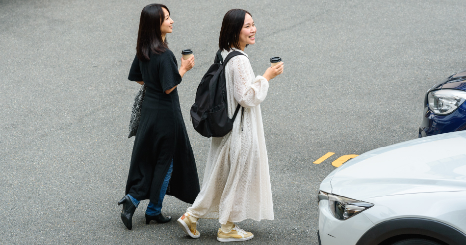 お出かけをする女性2人の様子