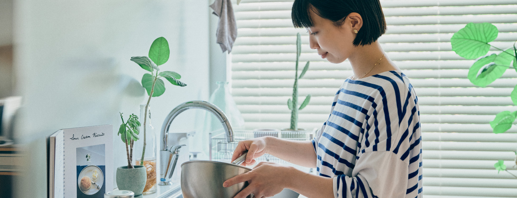 女性が料理をしている様子