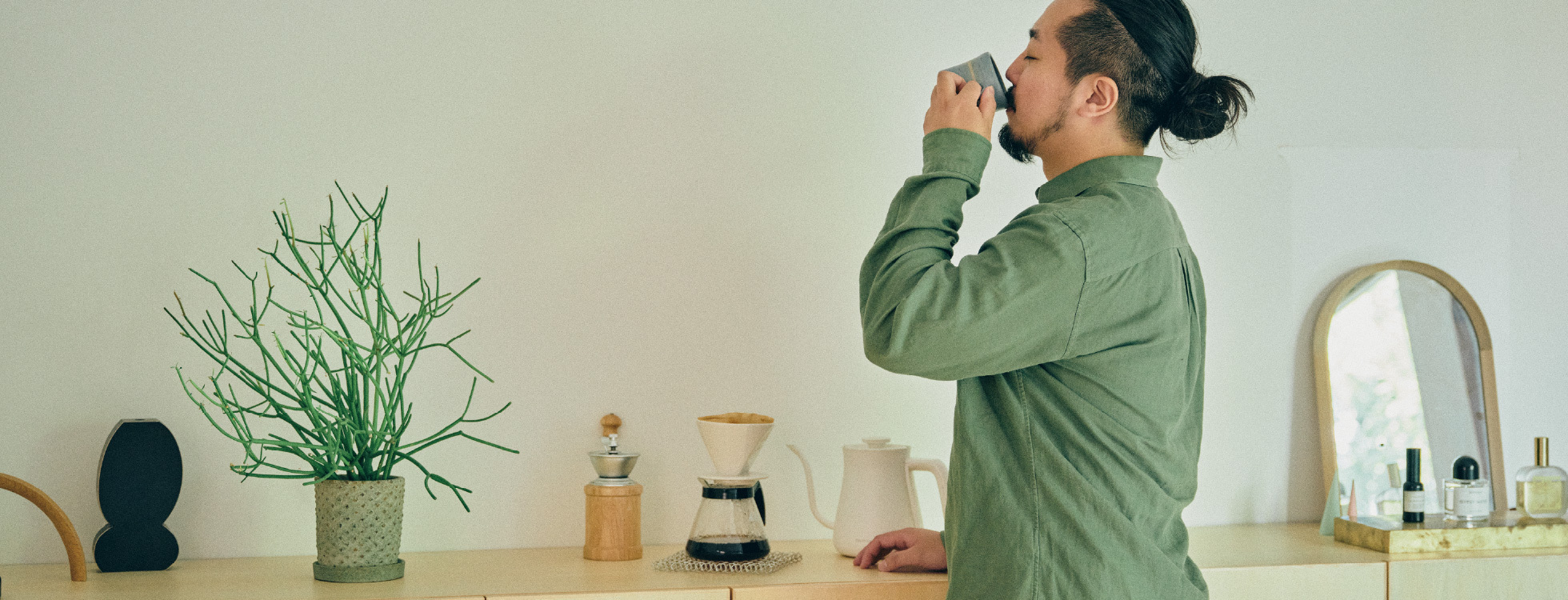男性がコーヒーを飲んでいる様子