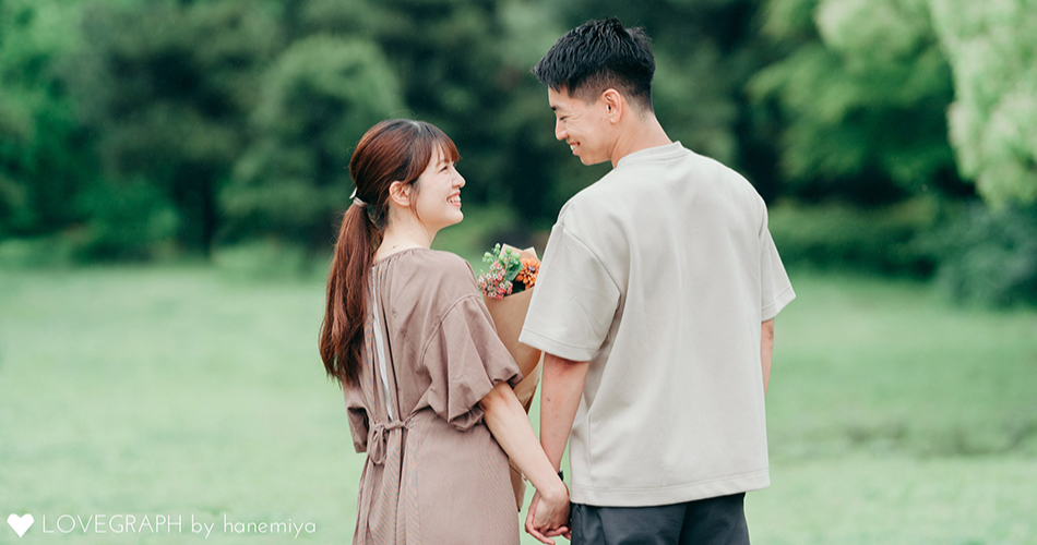 メモリアルフォトを撮影する男女