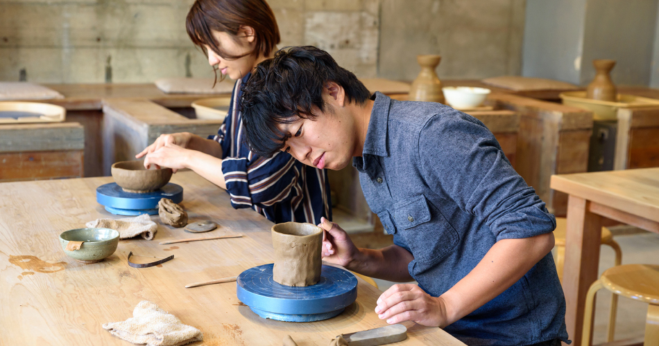 陶芸体験をするカップル