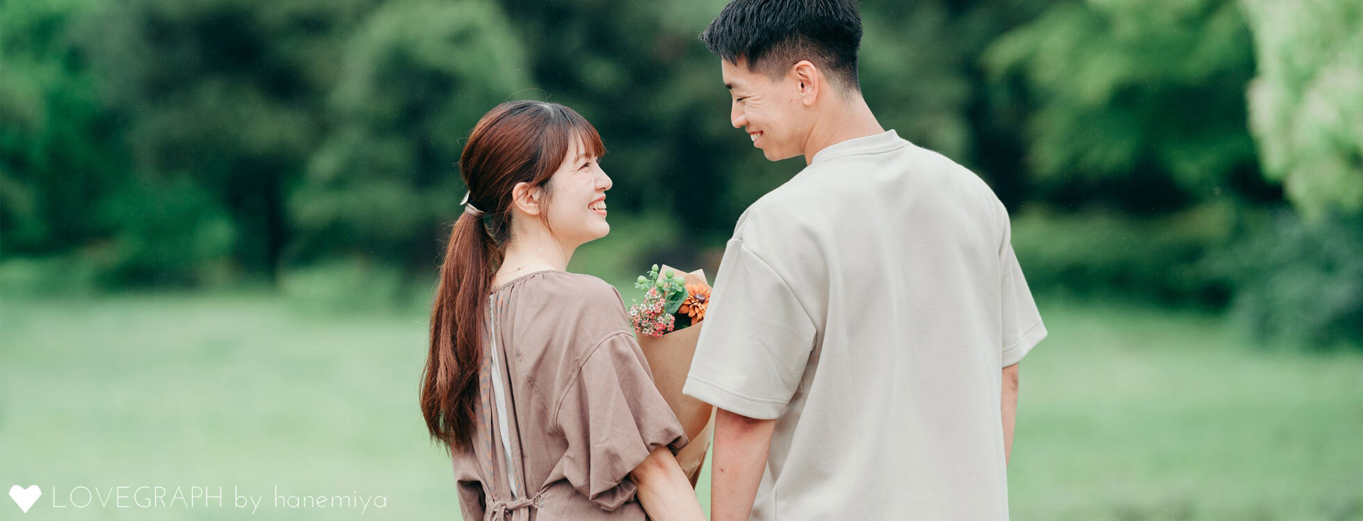 カップルで記念写真を撮影している様子