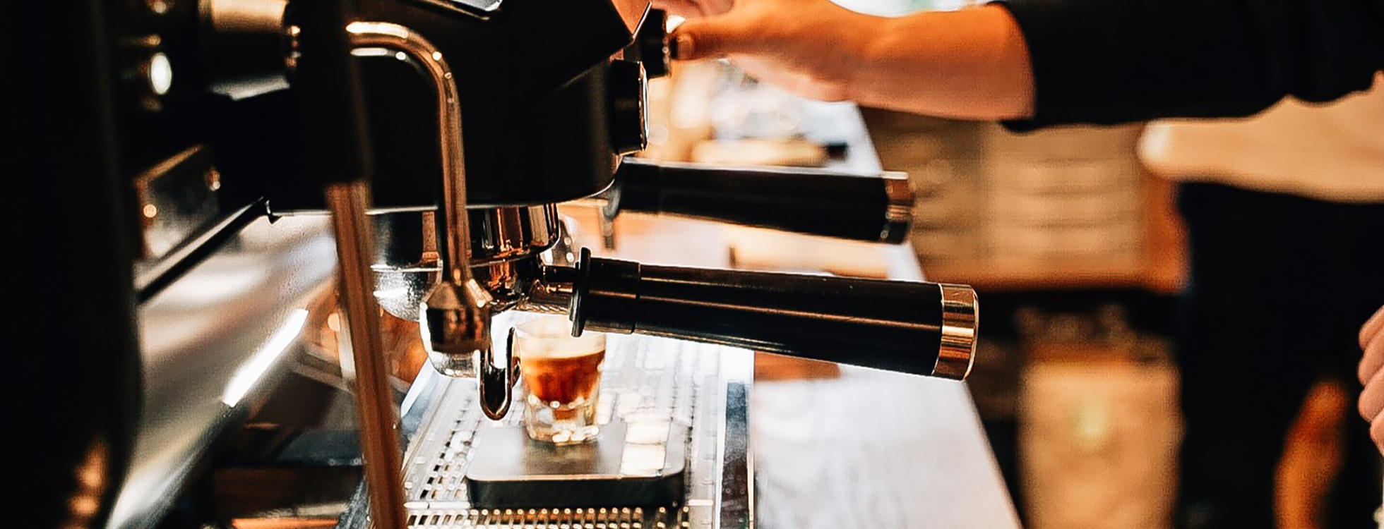 エスプレッソを抽出している画像