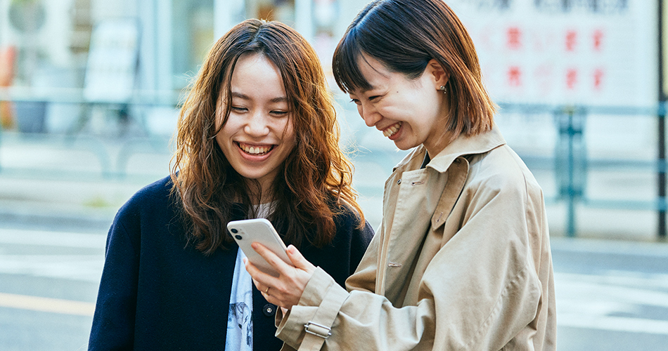 スマホを操作する女性2人