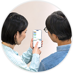 スマホを見ながらコースを選ぶカップル