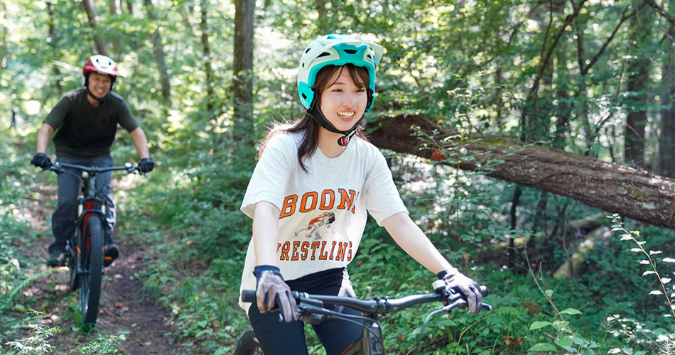 マウンテンバイクを楽しむ男女