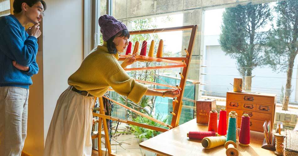 織物体験をするカップル