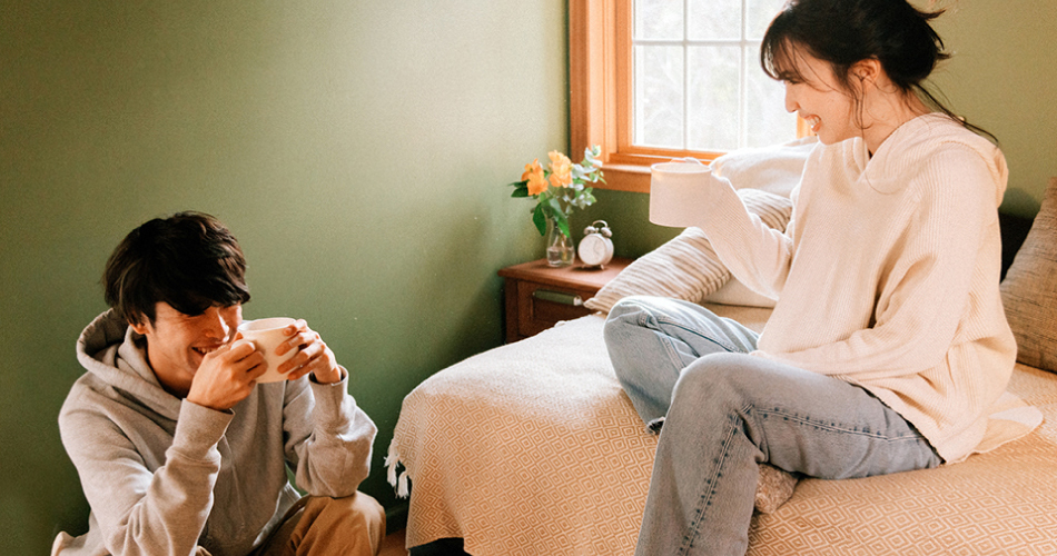 家の中でくつろぐカップル