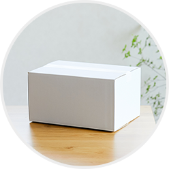 テーブルに置かれた配送箱