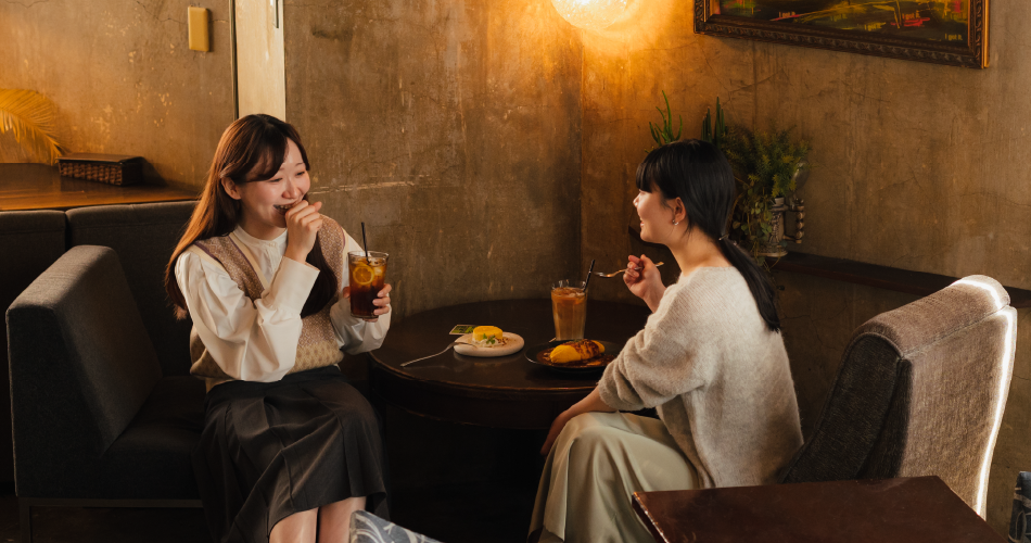カフェで楽しそうに過ごす2人