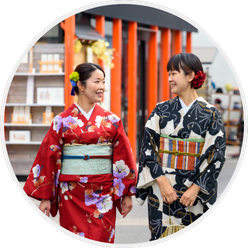 着付け体験をする女性2人の様子