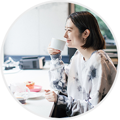 女性がコーヒーを飲んでいる様子