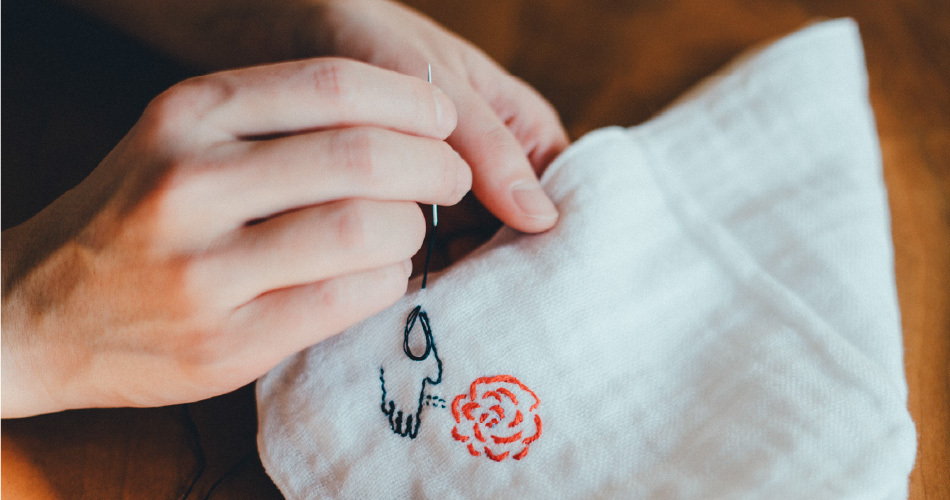 刺繍をしている手元
