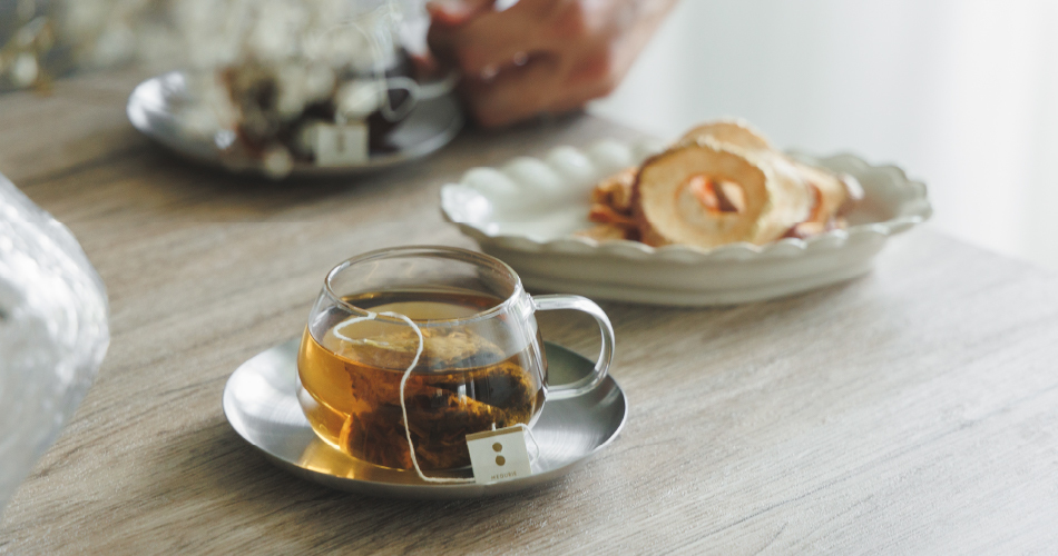 自宅で薬膳茶を楽しんでいる様子