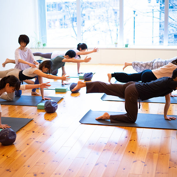 ピラティスレッスン の体験ギフト スタジオ ヨギー 京都 2人向け 京都府 For2ギフト Red