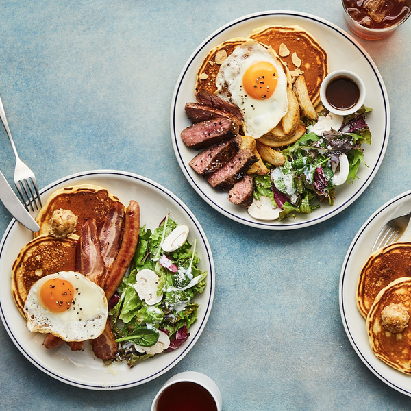 J.S. PANCAKE CAFE（ジェイエスパンケーキカフェ）」で食事を楽しめるe